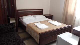 Гостевой дом Guest House Aphyn Leto Гагра Cемейный номер с собственной ванной комнатой-6