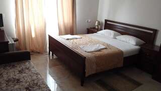 Гостевой дом Guest House Aphyn Leto Гагра Cемейный номер с собственной ванной комнатой-1
